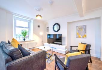 Casa One Hundred - A Beautiful 4 Bed House on the Beach Front allows 18 year olds to book a room