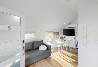 The Daisy Chain, Unit 5 has Balcony rooms