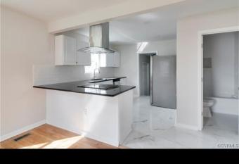 Cozy newly renovated house has Balcony rooms