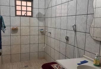 CASA BEM LOCALIZADA E AMPLA has Balcony rooms