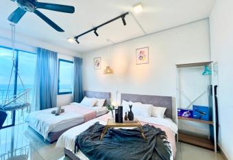 K 1-5Pax Trefoil Cozy Home Setia Alam TV Wifi SCCC has rooms with a private hot tub