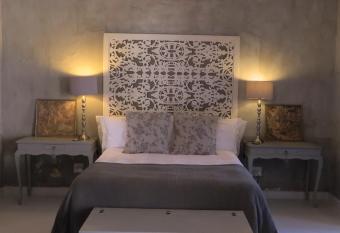 GABRIELLA S has Balcony rooms