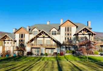 Apres Ski - Ski In / Ski Out LOCATION! LOCATION! has Balcony rooms