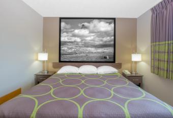 Super 8 by Wyndham Hastings has rooms with a private hot tub