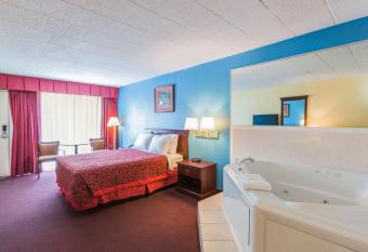 Days Inn by Wyndham East Stroudsburg has rooms with a private hot tub