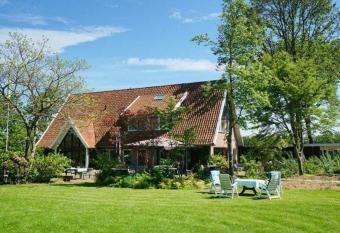 Landhotel de Greune Weide allows 18 year olds to book a room