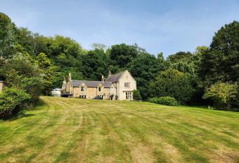 Mulgrave Country Cottage has Balcony rooms