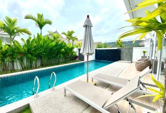 Kamala Beach             3                                     Netflix                 has rooms with a private hot tub