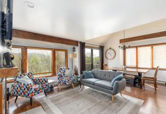 Quiet Home Minutes from Lake Galena & Eagle Ridge has Balcony rooms