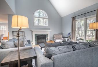 Best Location Luxury 3 BD Escape Near Airport allows 18 year olds to book a room