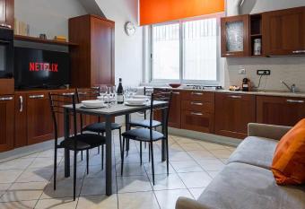 Inalpi Arena Suite Elegante Cromoterapia has rooms with a private hot tub