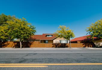 The Daisy Chain - Entire Property has Balcony rooms