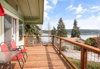 Spacious family retreat w ocean views PetFriendly has Balcony rooms
