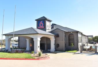 Studio 6 Suites Brenham. Tx allows 18 year olds to book a room