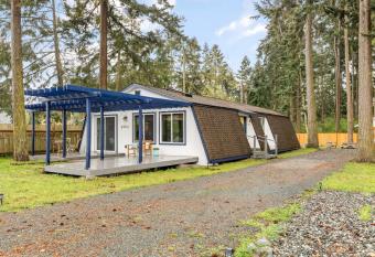 Beach Cottage in Coupeville Walk to beach park has Balcony rooms