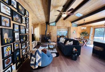 Ellie's Secret Gnome Cabin has Balcony rooms