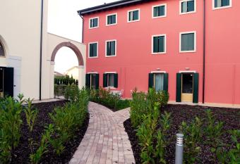 B&B Corte dei Cedri allows 18 year olds to book a room