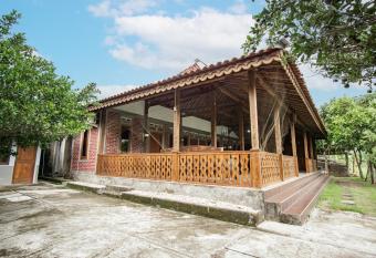 Joglo Ndalem Sabine Syariah allows 18 year olds to book a room