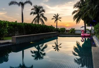 AP Natai Luxury Beachfront Pool Villas has Balcony rooms