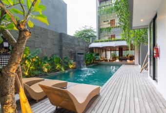 Casacotta allows 18 year olds to book a room