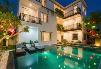 Villa Hoi an Center-Dimo Villa-Wholes Villa has rooms with a private hot tub