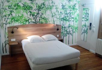 Green Hotels Fleury Merogis allows 18 year olds to book a room