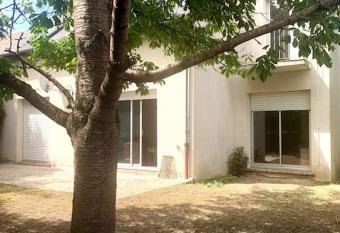 Maison Familiale proche de Paris has rooms with a private hot tub