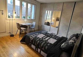 Joli studio avec terrasse proche Paris et Orly has Balcony rooms