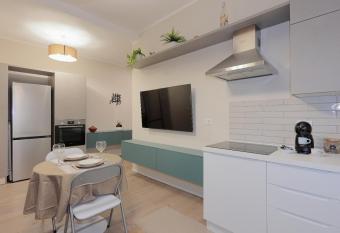 Vicino a Parcheggi Gratuiti - Vicino al Centro allows 18 year olds to book a room