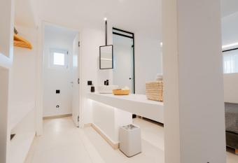 The Mykonist Urban Suitotel has rooms with a private hot tub