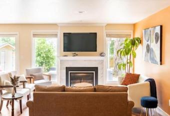 A Calm Retreat with Hot Tub Chefs Kitchen and Golf Course has rooms with a private hot tub