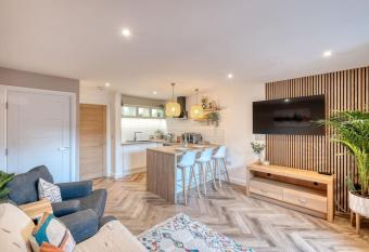 Stylish and modern city centre apartment with easy parking has Balcony rooms