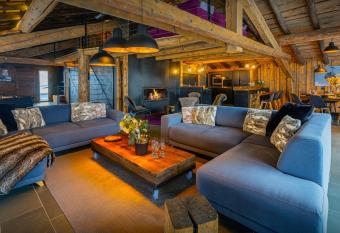 Chalet Melussac - OVO Network has rooms with a private hot tub