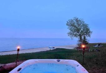 Lake Michigan Cabin w/Hot Tub & Stunning Views has rooms with a private hot tub
