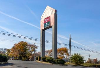 HomeTowne Studios by Red Roof Lancaster allows 18 year olds to book a room