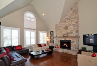 Beautiful ski chalet in the blue mountains w/private hottub spa, fireplace! allows 18 year olds to book a room