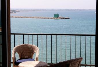 Atlantis allows 18 year olds to book a room