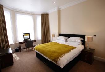 Glenlyn Hotel & Apartments allows 18 year olds to book a room