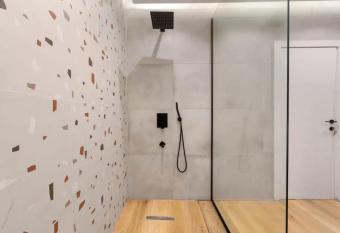 Hive Luxury has rooms with a private hot tub