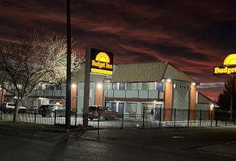 Budget Inn has Smoking rooms