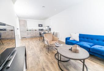 City Escape - Unwind in Style has Balcony rooms