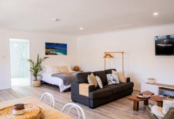 Central Studio + Close to the beaches + Wifi & Netflix allows 18 year olds to book a room