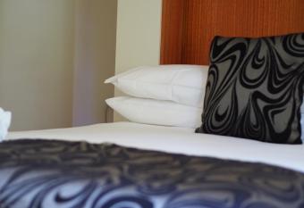 Linaker Art Deco Motel has rooms with a private hot tub