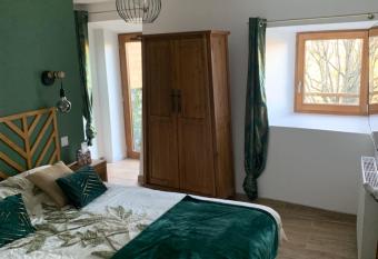 Chez Gabriel et Sophie has Balcony rooms