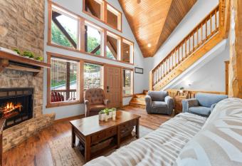 6BD 6BT New Clubhouse indoor pool 1 min to SDC allows 18 year olds to book a room