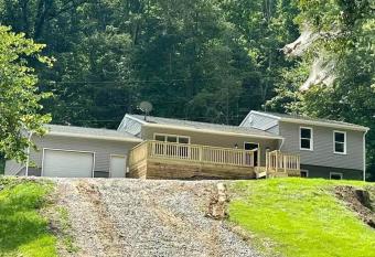 Wander & Stay Getaway has rooms with a private hot tub