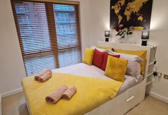 Luxury Modern Apartment Stay has Balcony rooms