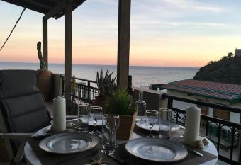 Amazing Beachside Apartment With Panoramic Seaview has Balcony rooms