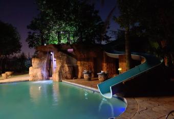 Clyde s on Dale Guest House has rooms with a private hot tub