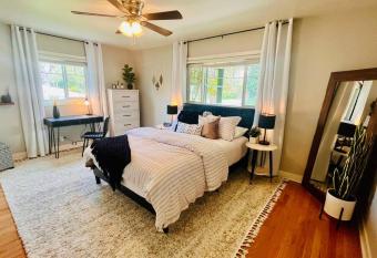 Spacious 2 Bedroom Home w/ Yard allows 18 year olds to book a room